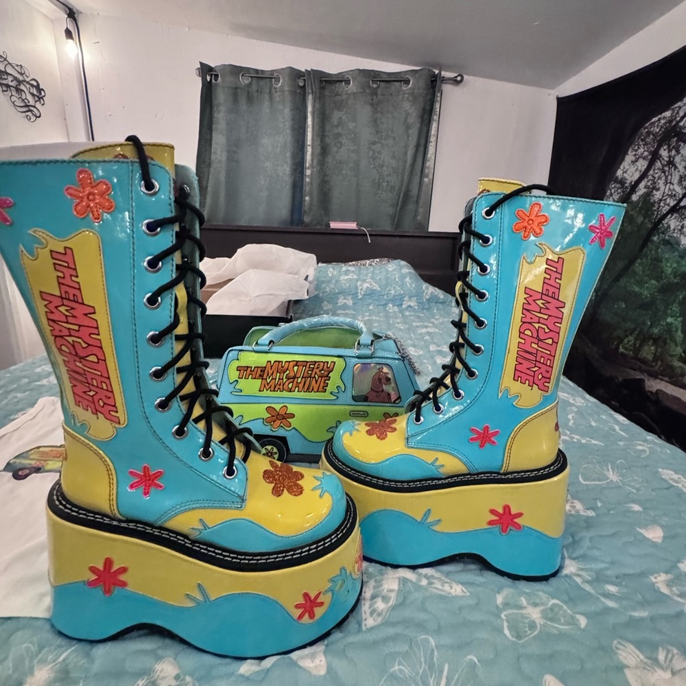 NWT Dolls kill Scoobydoo the Mystery Machine Boots ,
Bag and top - Picture 5 of 9